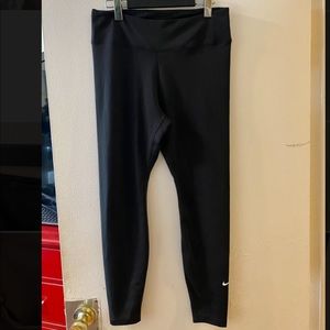 NIKE: Mid- rise leggings